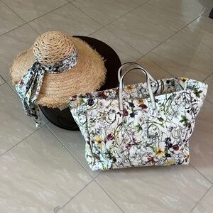 #2376 Gucci set LE Floral Tote bag in white canvas & Woven Floral Hat size Small